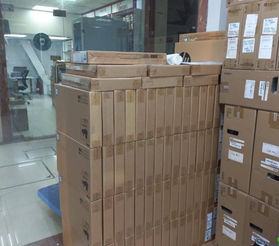 Consolidated bulk computer supply Dubai inventory featuring desktops, laptops, and monitors